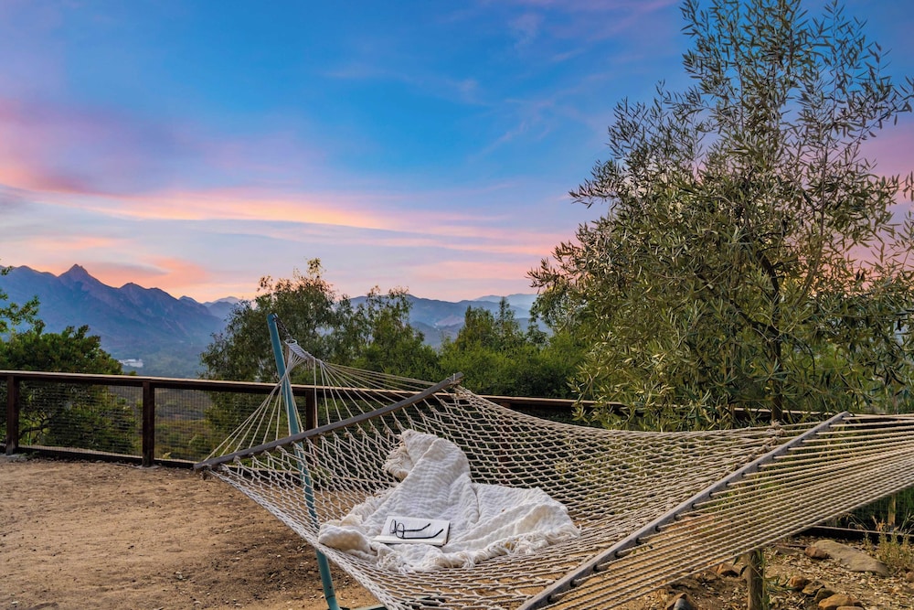 Sleeps 10, Luxe 2 Homes Malibu Hills Retreat Cielo Estate by Avantstay