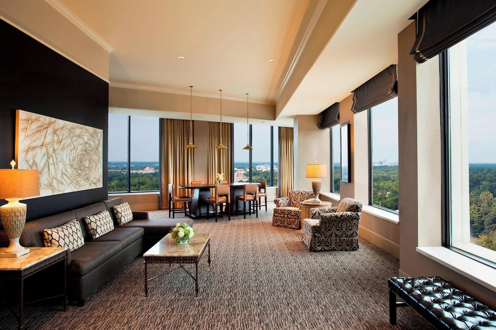 Hotel Sheraton Greensboro at Four Seasons - Image 1