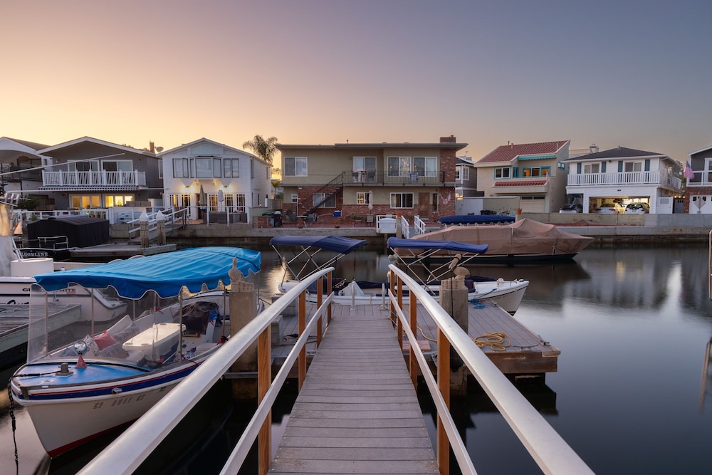 Canalfront Charmer by Avantstay Waterfront w Private Dock Hot Tub