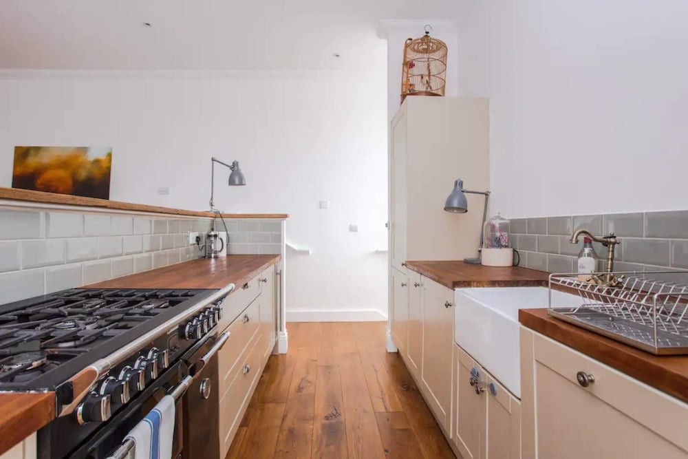 Cosy 2 Bedroom Apartment With Great Outdoor Balcony
