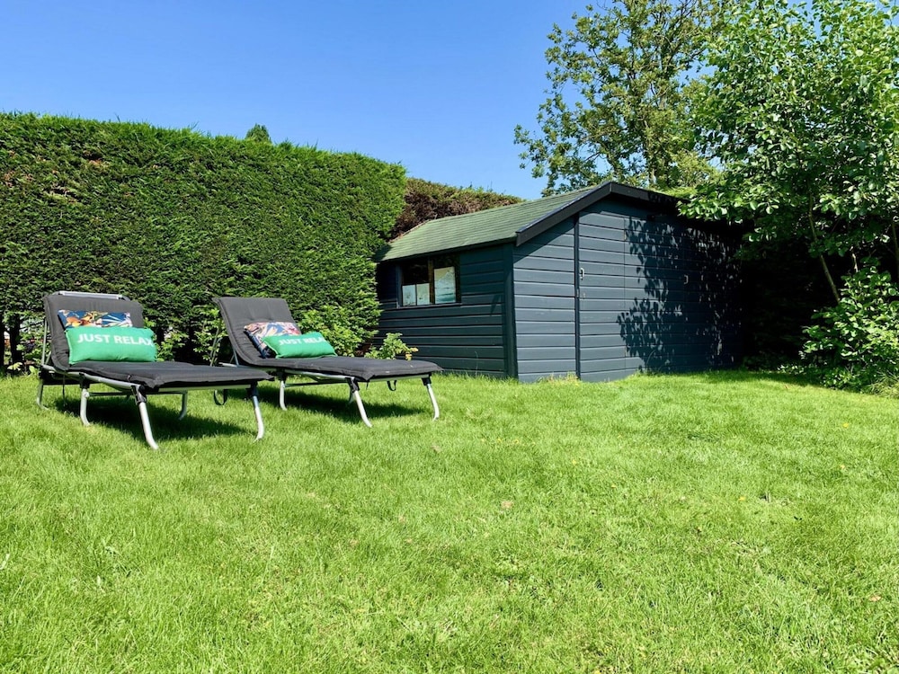 Bungalow Near Beach With Garden