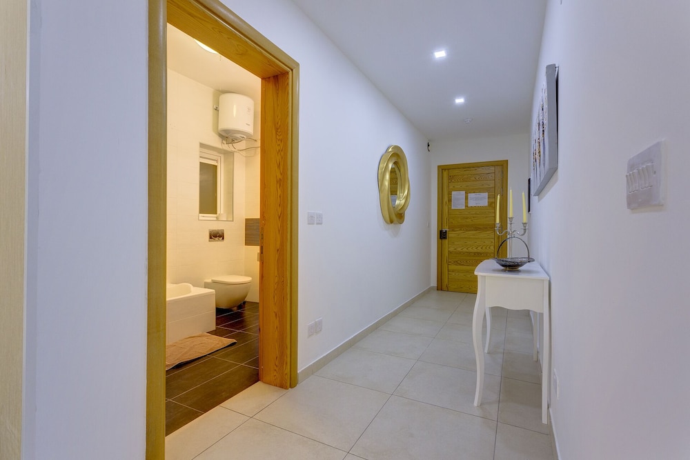 Luxury Apt with Side Sea Views & Pool, Top Location view 4