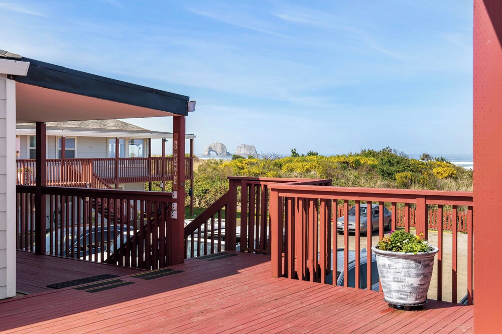 Rockaway Beach Vacation Rental: Pets Welcome! view 4