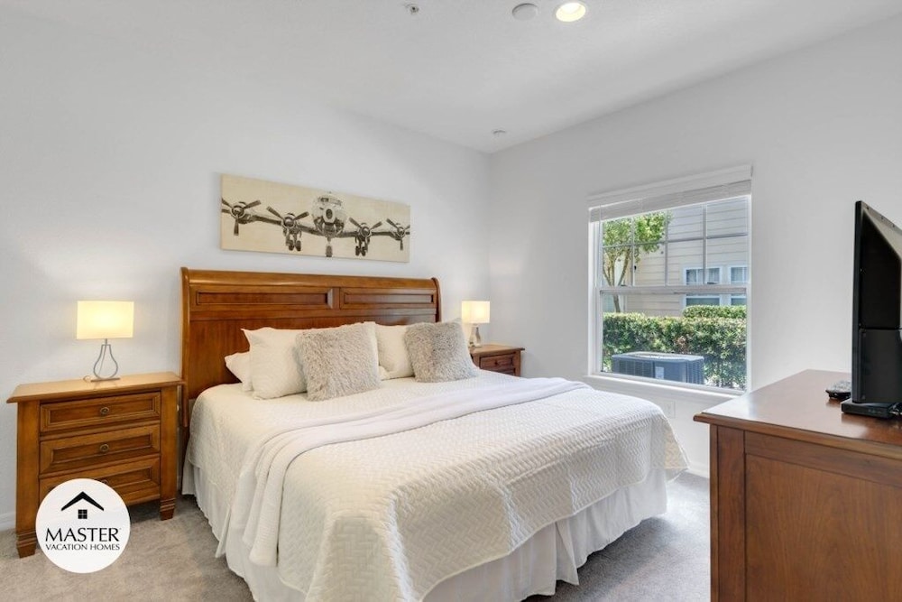 4 Bedroom Lucaya Village Townhouse by RedAwning view 4