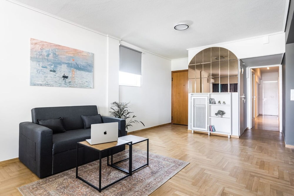 Spacious and Sunlit Seaside Flat