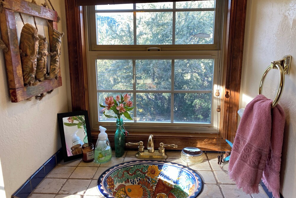 Mountain & Lake View Dog-friendly Retreat