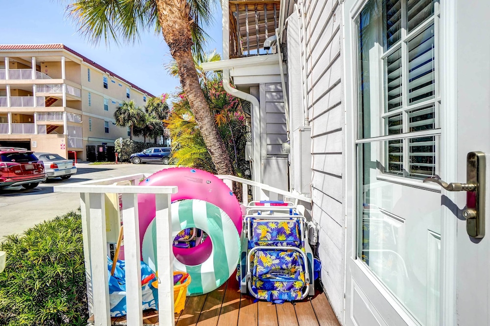 Indian Rocks Beach Cottage, Walk to Beach! view 5