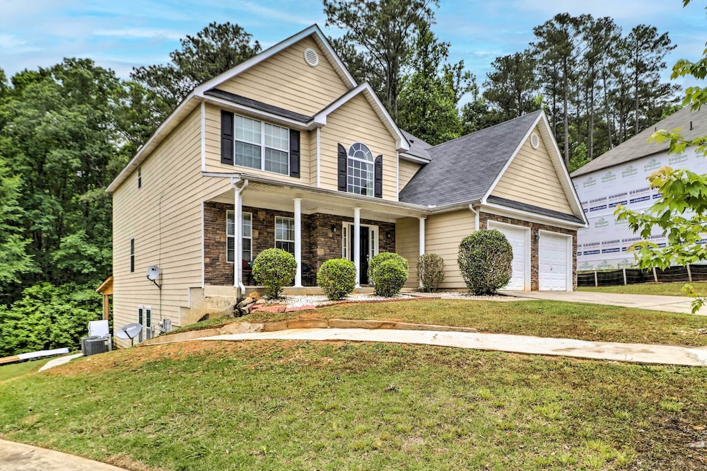 Suburban Atlanta Vacation Home - 20 Mi to Downtown