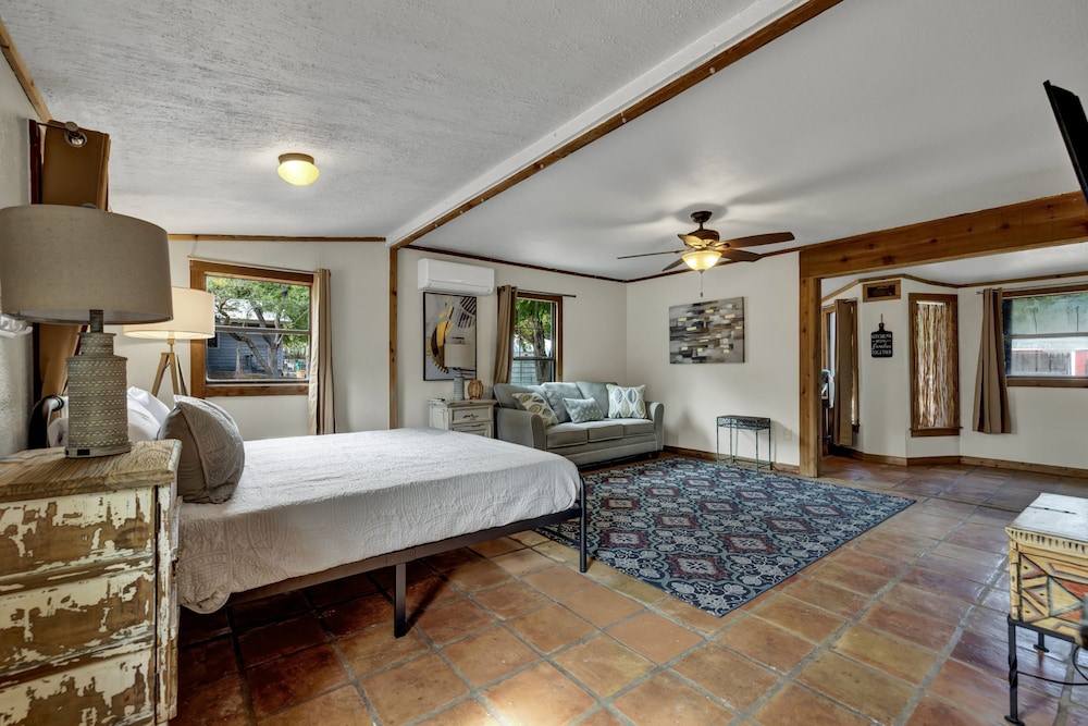 Terracotta Oasis - Wimberley for 30 Guests