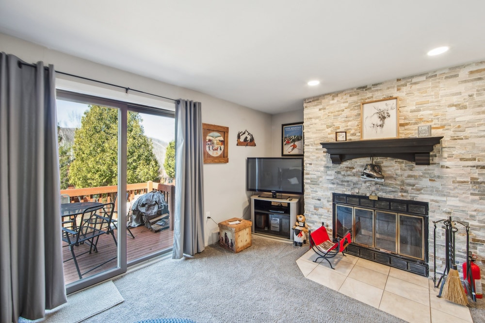 46er 15e - Stylish & Comfortable Mountain Retreat 2 Bedroom Townhouse by The Summit at Gore Mountain