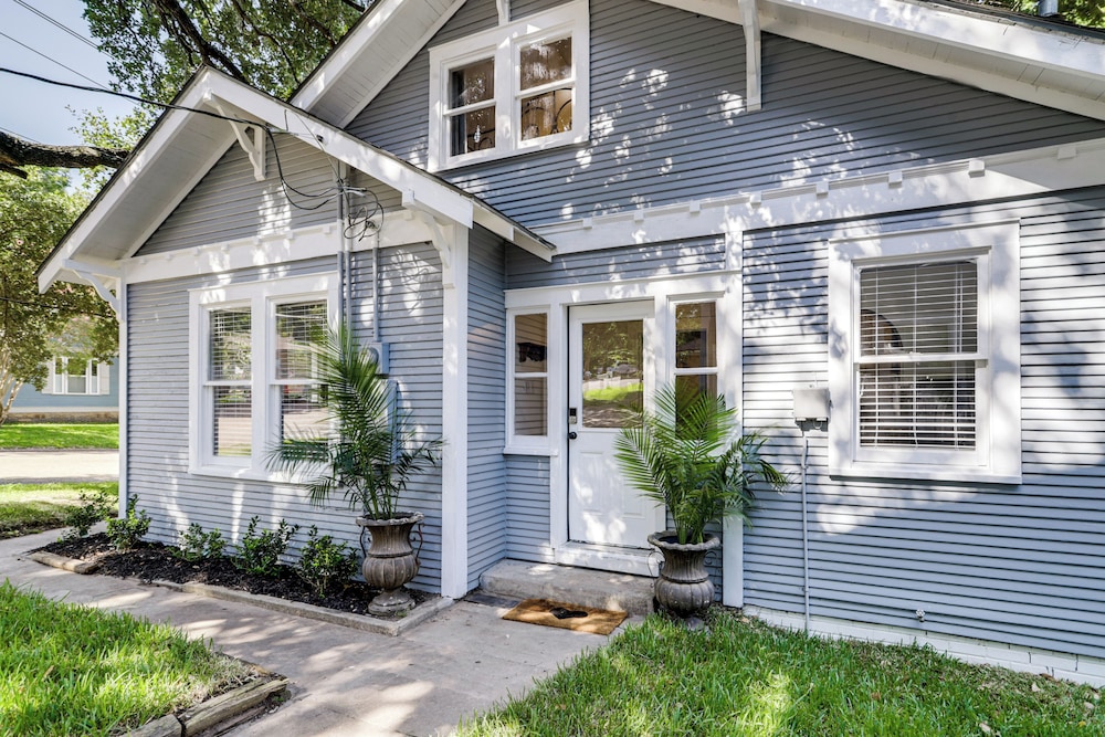 1 Mi to Dtwn! Restored 1930s Brenham Retreat, photo 10