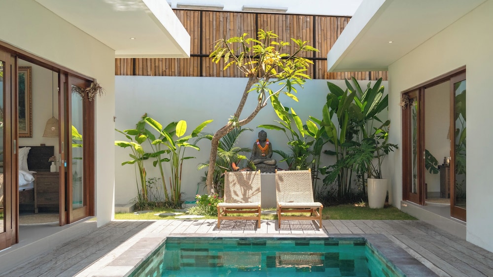 The Lange Estate by Villa Finder