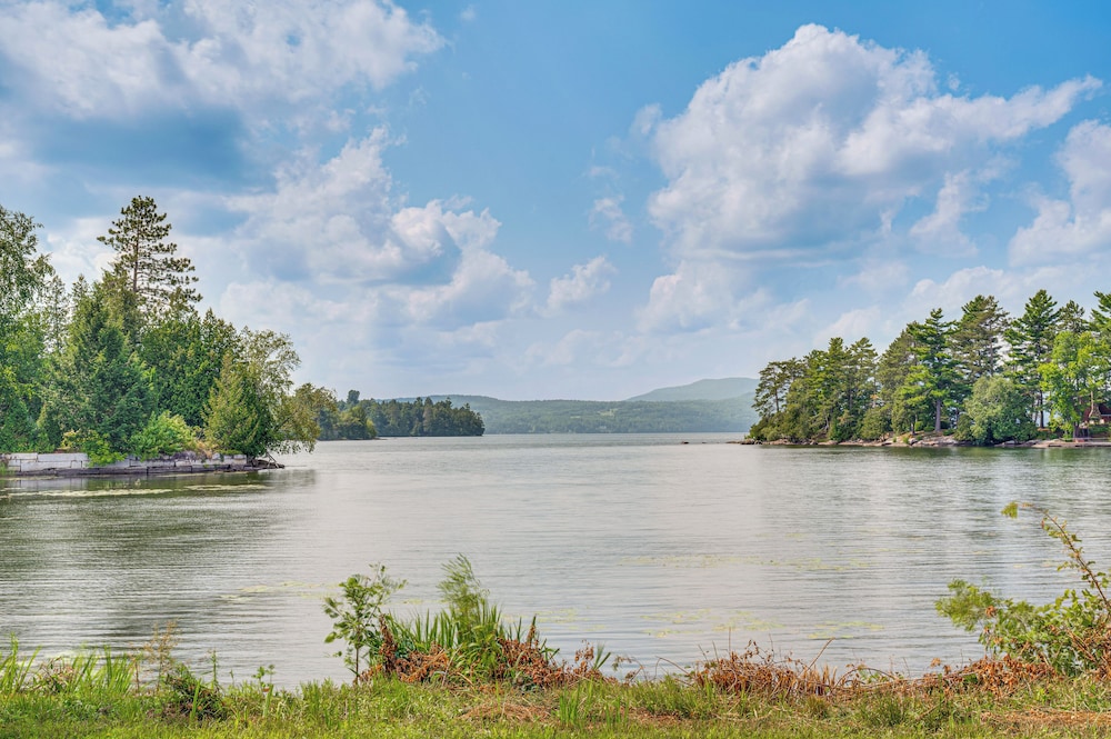 < 1 Mi to Lake: Mtn-view Cabin w/ Porch in Newport