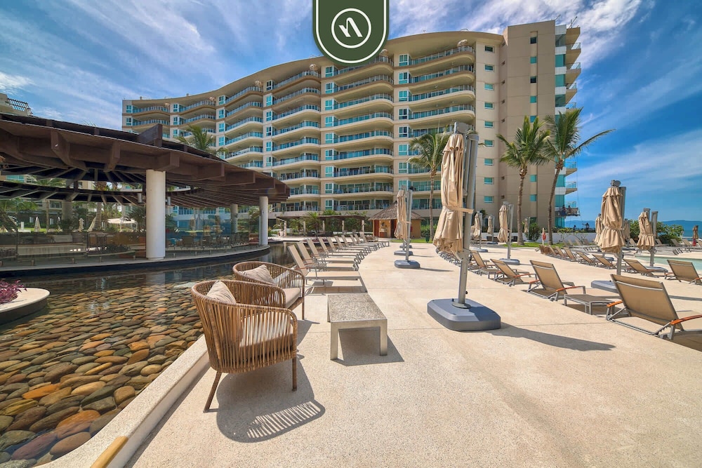 Luxury 4 BR Condo - Private Beachfront Deck With Pool