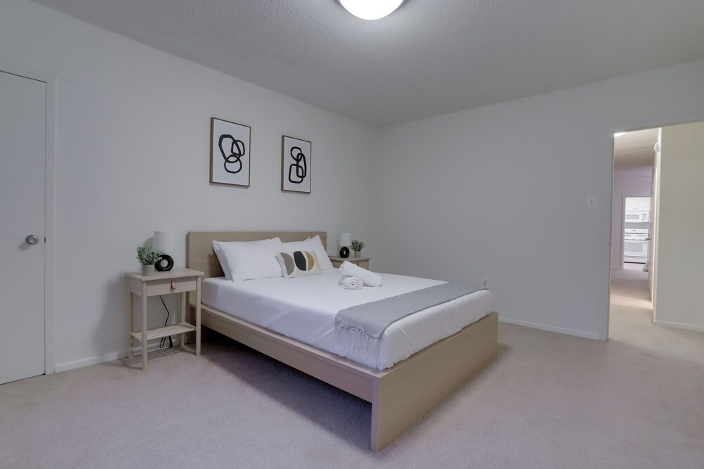 Modern Apt Near Airport in Cystal City