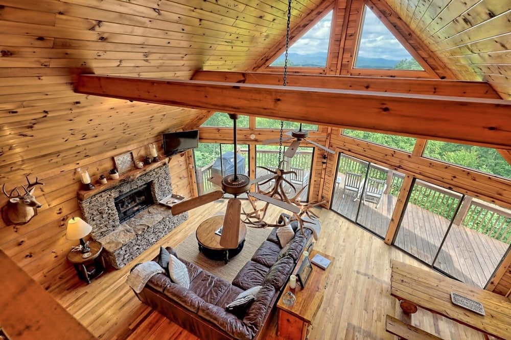 Hot Tub 3 Fireplaces Mountain Views Game Room