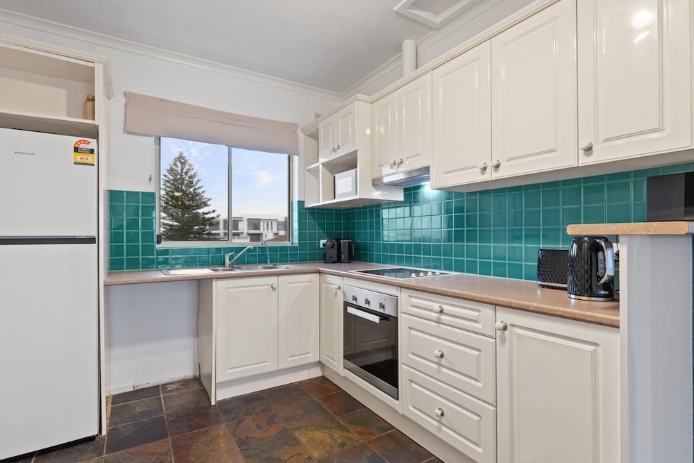 Beachside 2-bed Apartment With Balcony Views