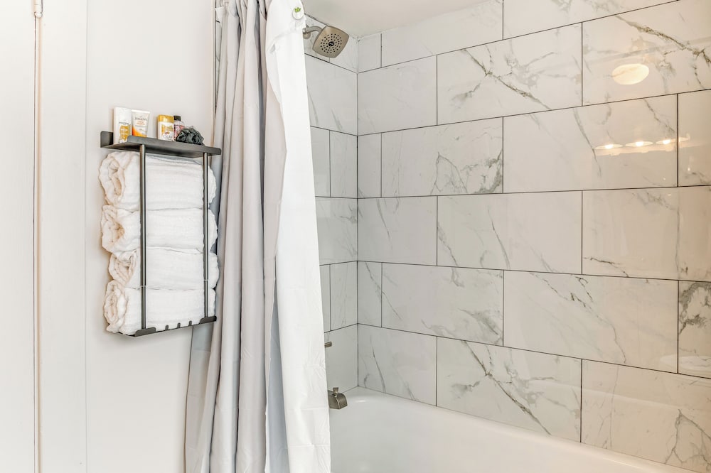 3 Mi to Dtwn Indy: Pet-friendly Home w/ Backyard!
