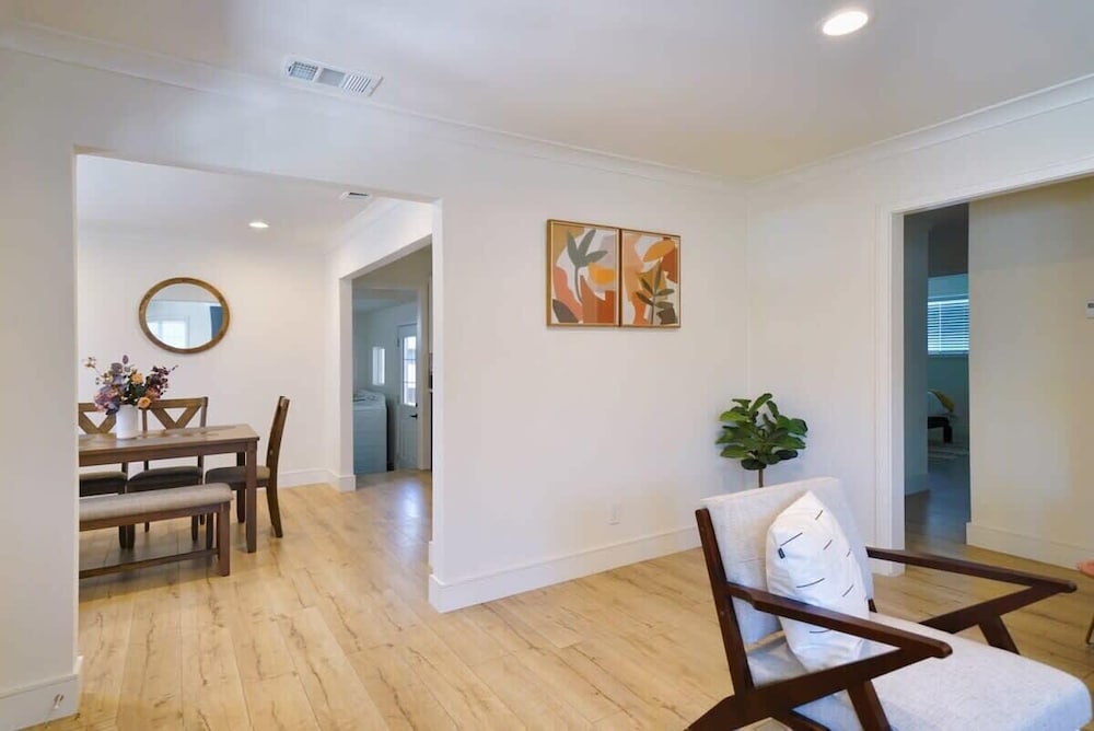 @ Marbella Lane - Vibrant 4BR RWC Ldry + P