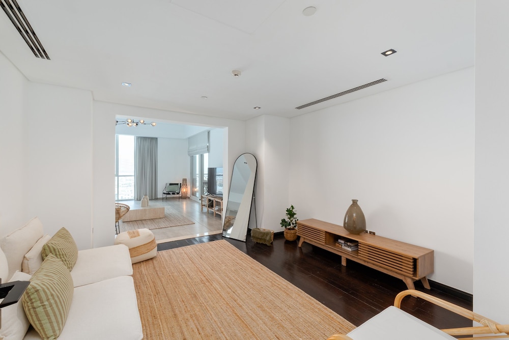 Modern 3BR Maid at the Palm w Pool and Gym