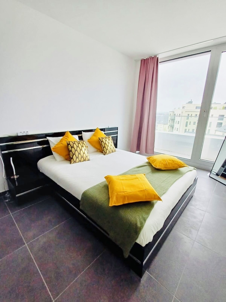 Brand new 2bedrooms Penthouse in Center view 4