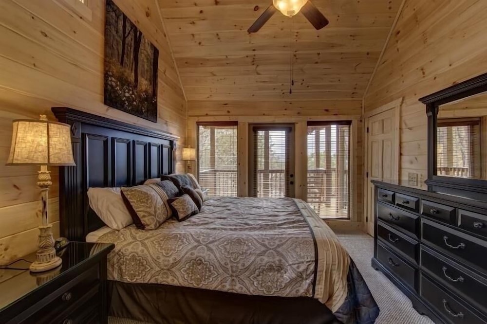 A Suitetastic View - 4 Bedrooms, 4 Baths, Sleeps 12 Home by RedAwning
