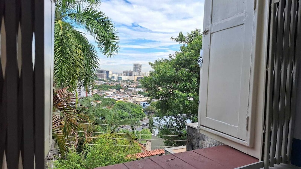 Casa vintage ampla com varanda e quintal