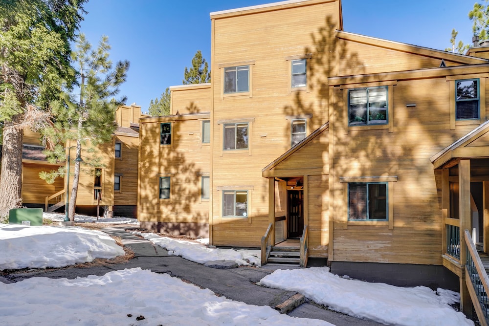 8 Mi to Lake Tahoe: Spacious Northstar Condo!