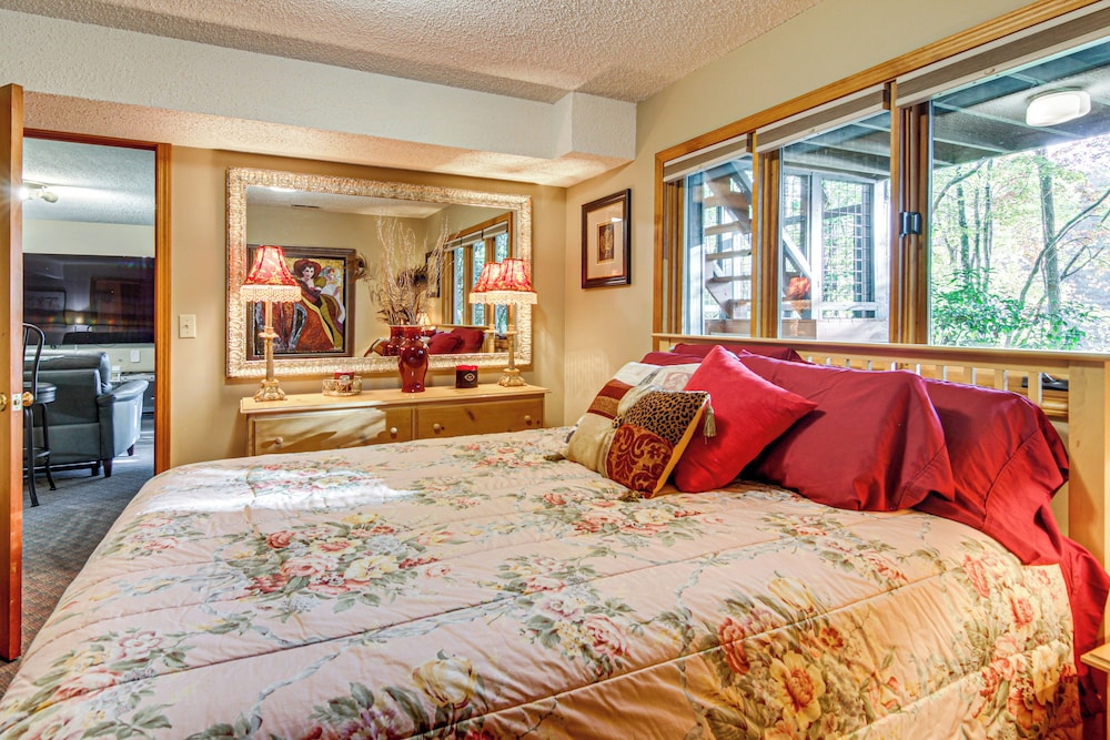 Festive Lakefront Escape: Blue Ridge Holiday Home