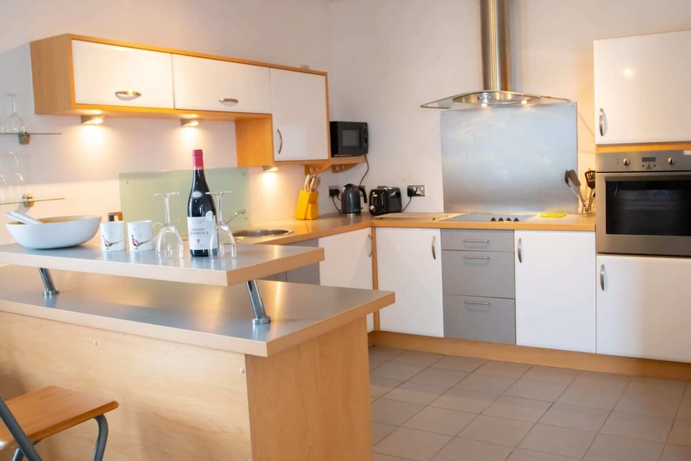 Spacious and Contemporary Flat With Secure Parking