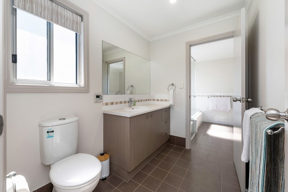 Large Upstairs Family Stay Near Middleton Beaches