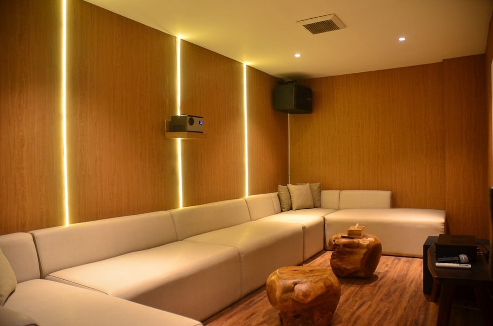 Emerald hill 12 BR karaoke heated pool