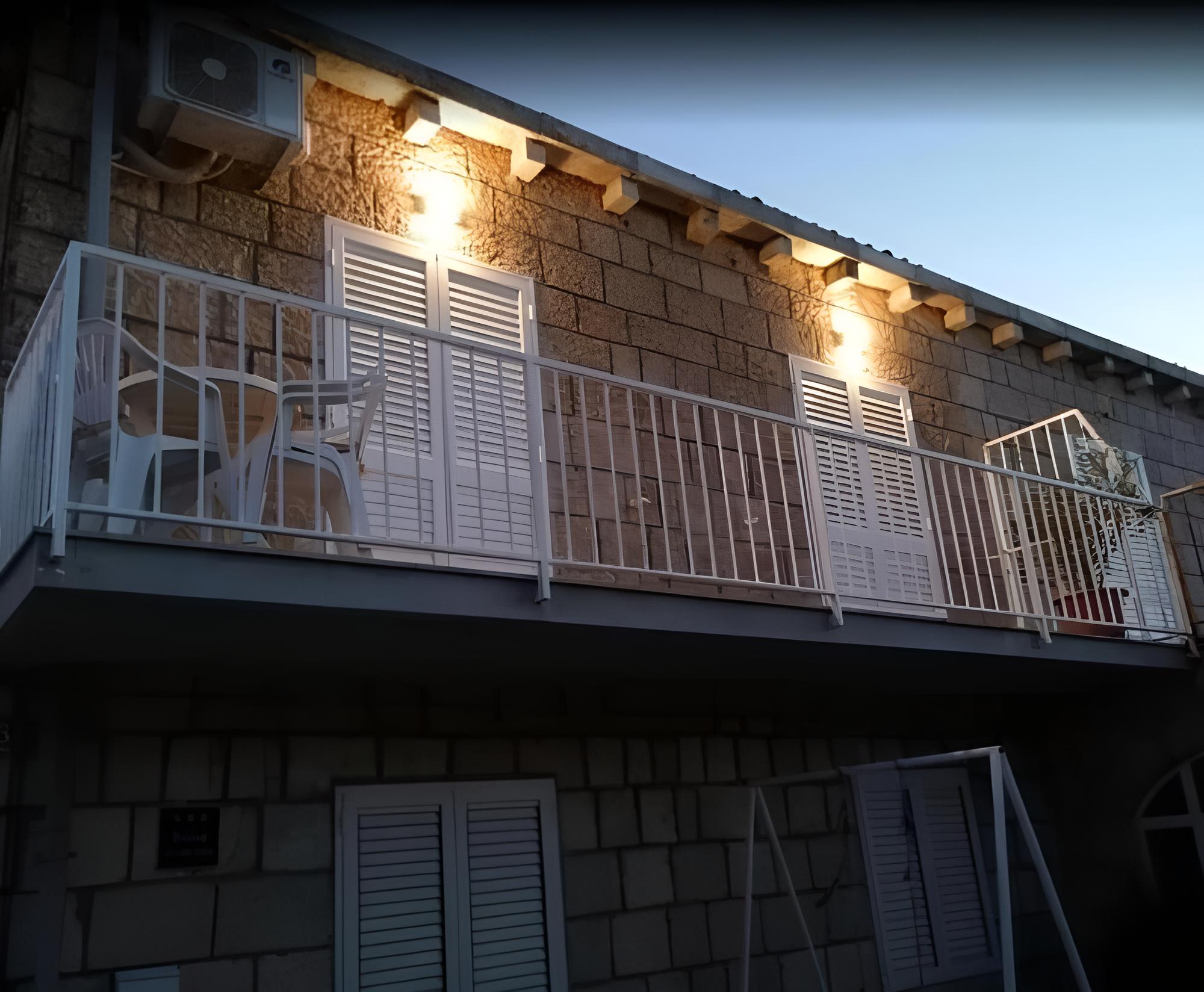 Antea - Private Parking & Garden - A1 view 3