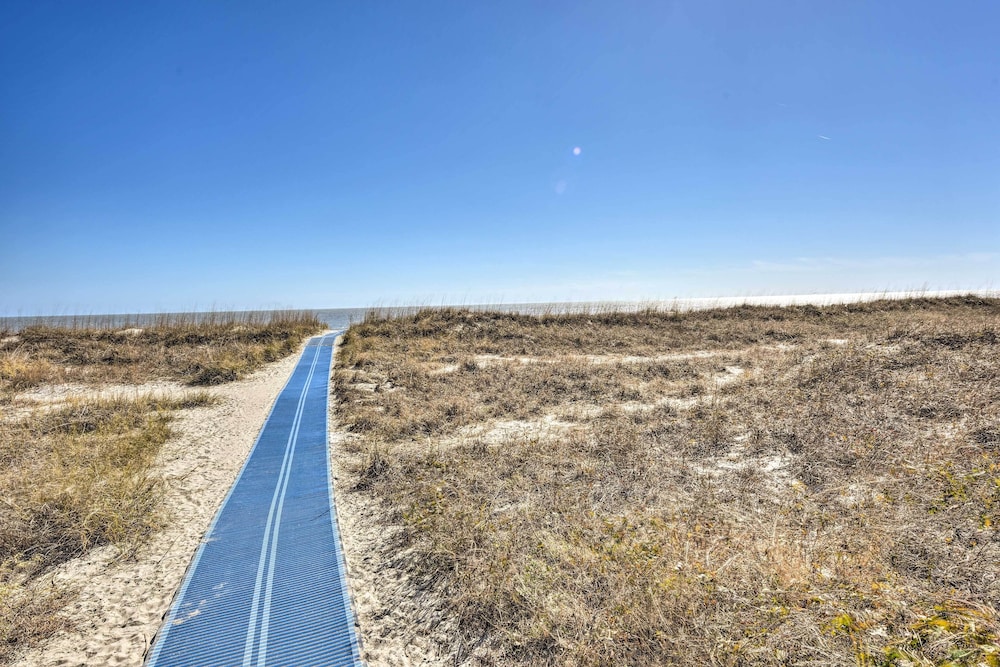 Access to Folly Field Beach & Pools: Coastal Condo