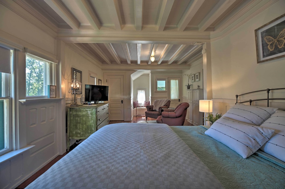 Luxe Lake Geneva Retreat in Downtown! view 4