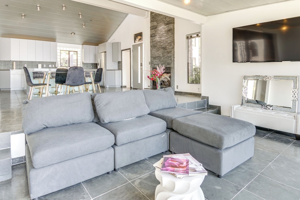 Pool, Spa & Ocean Views - Modern Home in Malibu!