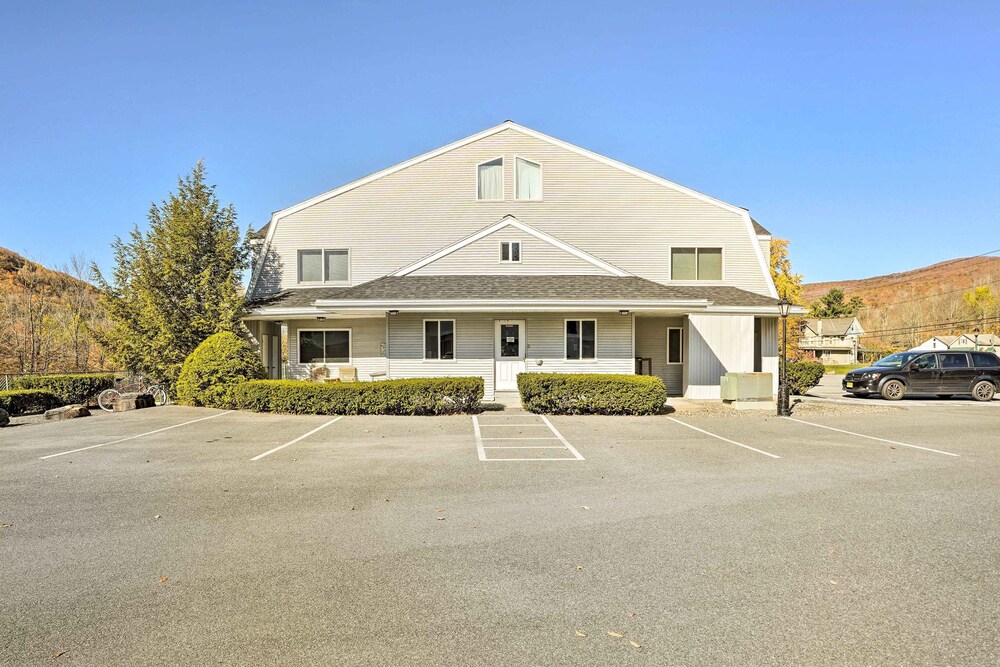 First-floor Hunter Condo < 1 Mi to Slopes! view 5