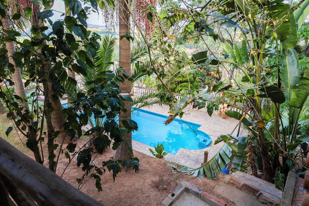 Sítio com 5 suítes e piscina
