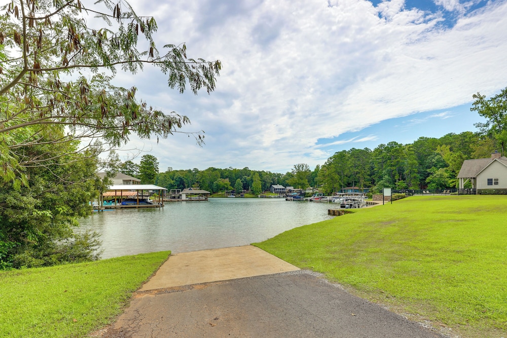 Walk to Lake Martin: Water-view Retreat w/ Deck!