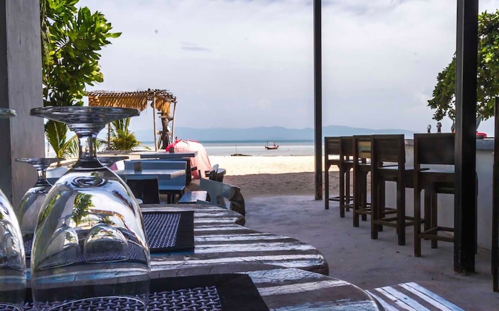 Dancing Elephant Beach Club - Hostel