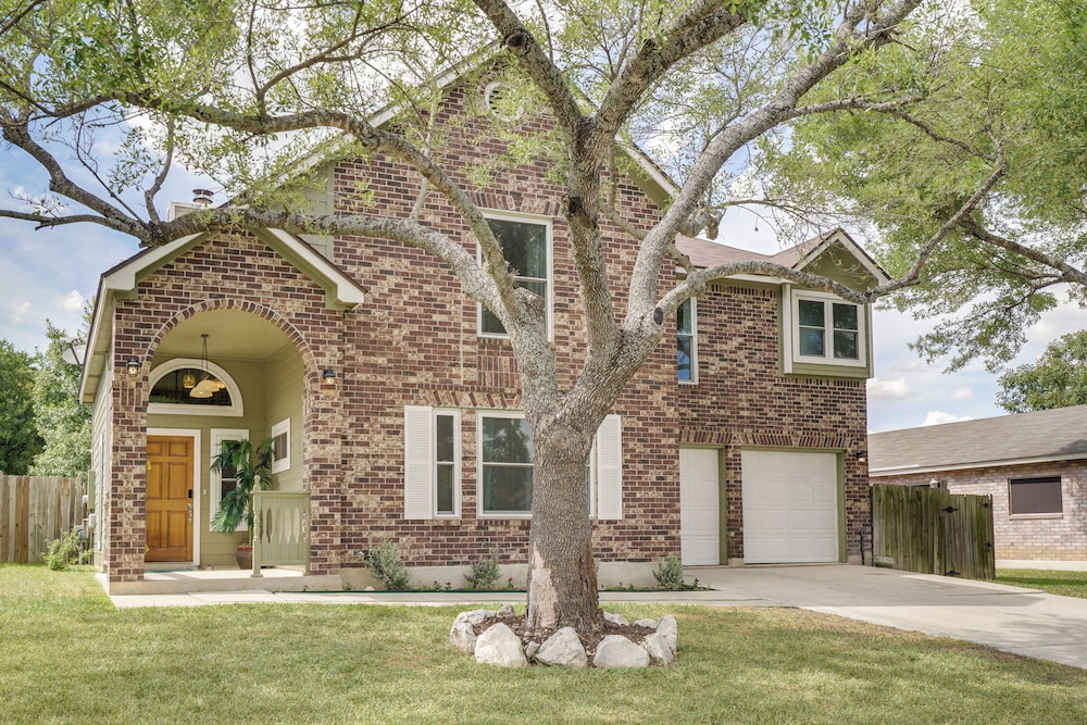 Hot Tub & Game Room: Spacious Live Oak Home! view 3