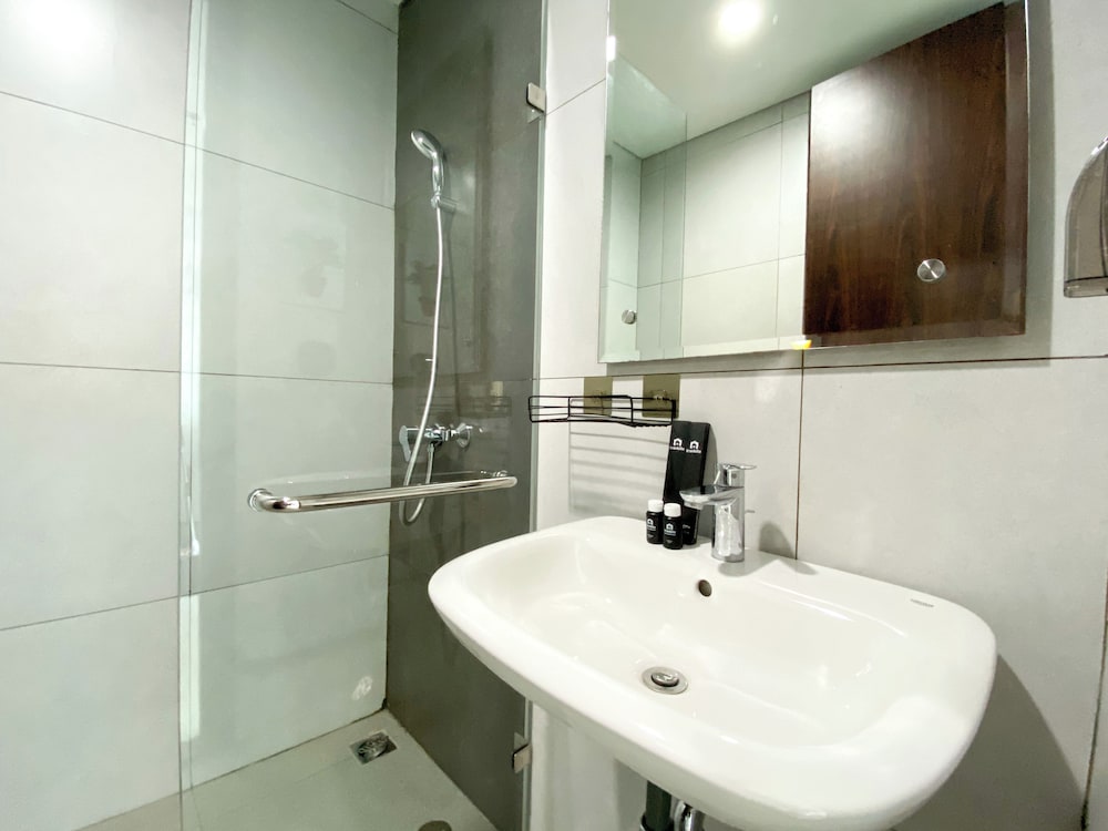 White Toned Style Studio At Lrt City Bekasi Apartment