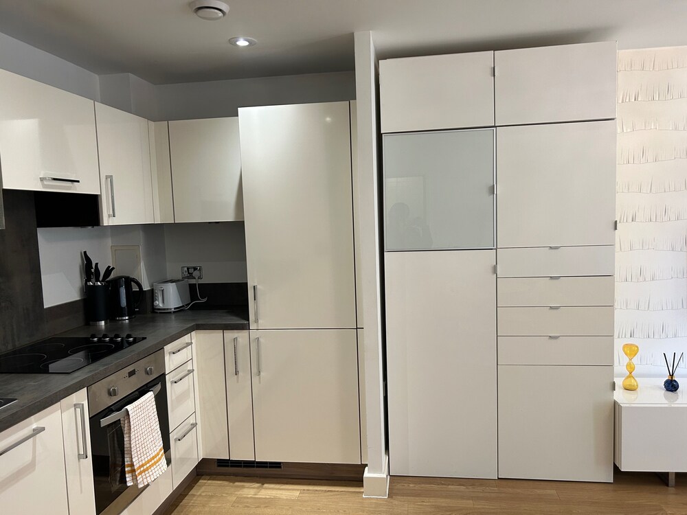 1-bed Apt, Sleeps 4, Central To Shops & Transport