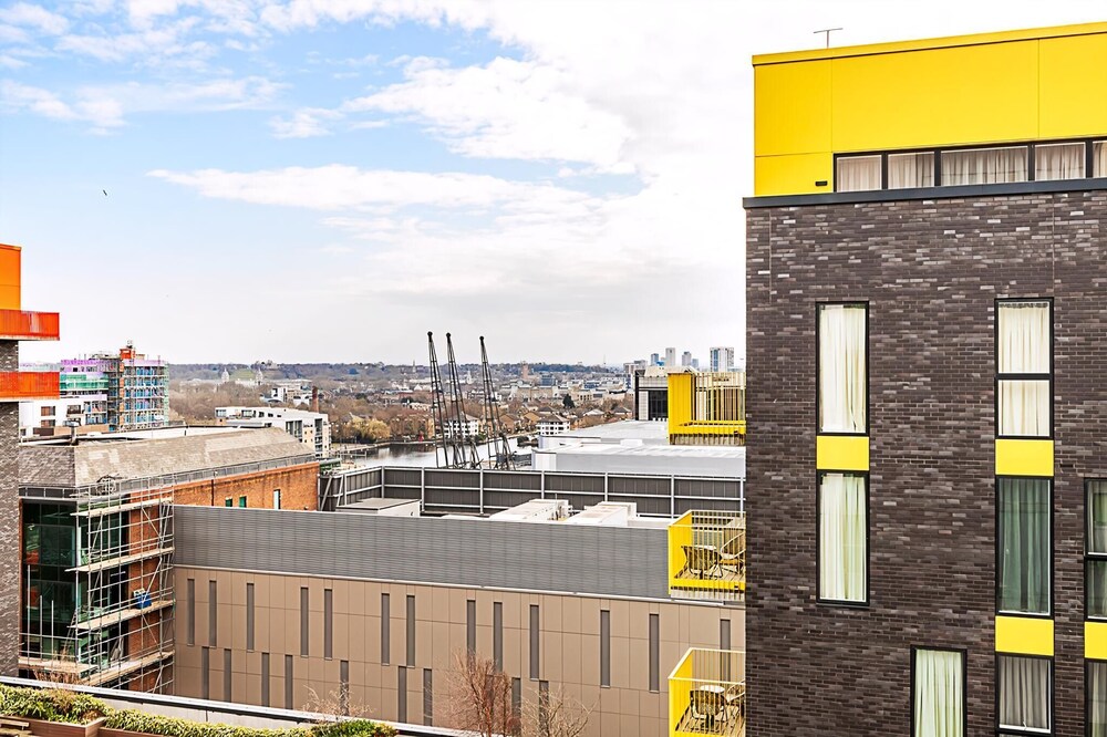 Sleek Flat w/ River Views In Canary Wharf