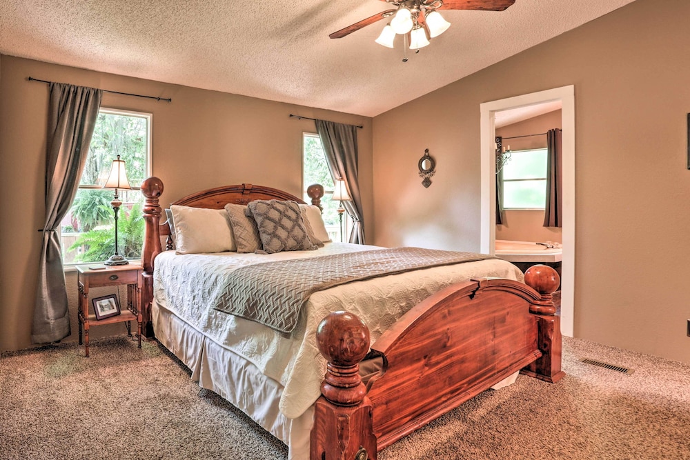 Marshall Vacations - Waterfront Karnack Home w/ Boathouse  Deck! - Property Image 4