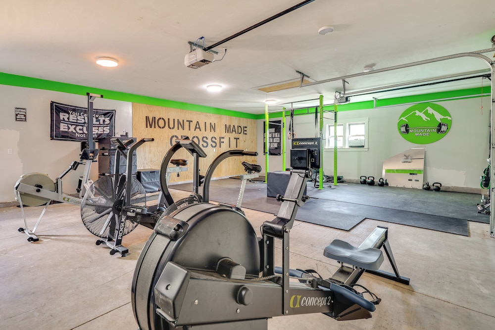 Nat'l Forest Access & Mtn Views: Family Eagar Home
