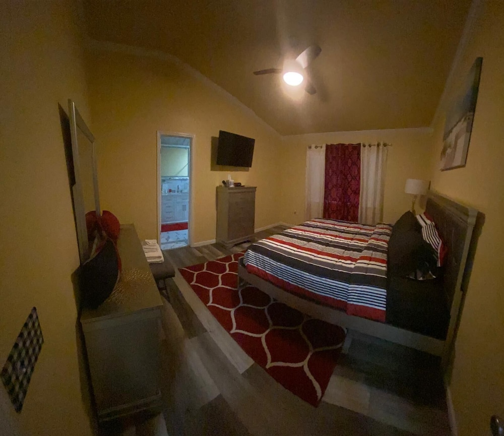 Modern Comfort Near Military Bases & Shopping Walk to Parks & Lakes!