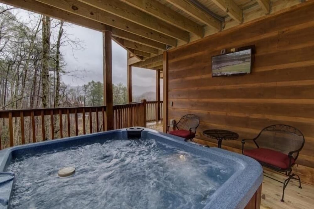 A Suitetastic View - 4 Bedrooms, 4 Baths, Sleeps 12 Home by RedAwning