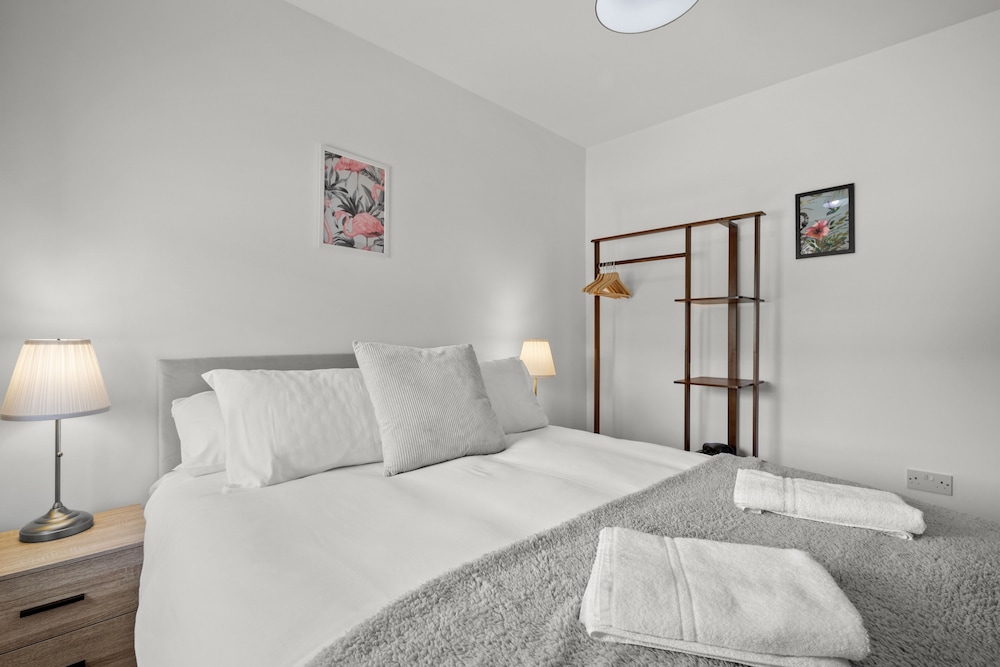 Highway Haven With Free Parking By My Getaways