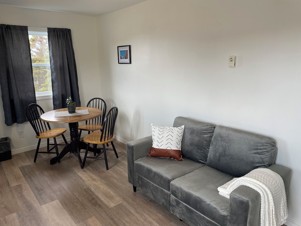 Buoy & Arrow Restaurant and Suites